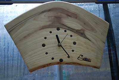 こちらの時計は以前杉の木で作ったものです。