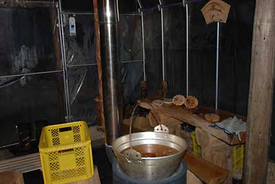 薪ストーブが暖かくて快適な工房が出来ました。