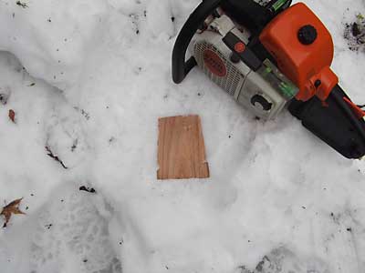 雪に時計板を埋め込んで、動かないようにしてからチェンソーで削ります。