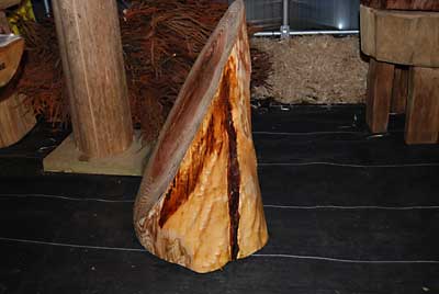 こちら側は、チェンソーで削らず、自然のままの木肌を使うことにしました。