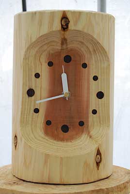 チェンソーカービングで作った丸太時計に針をセットしてみました。