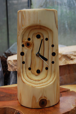ようやく杉丸太時計が完成しました。