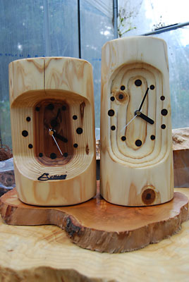 先日、仕上げた杉丸太時計と記念撮影です。