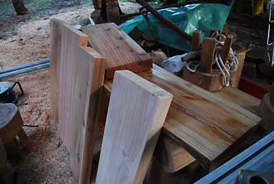 昨日簡易製材機で製材した杉の板をチェンソーと電動カンナで仕上げました。