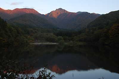 最近、気がついたら大源太山の紅葉がもう始まっていました。