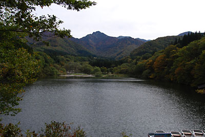 納品場所は、大源太湖の遊歩道です。