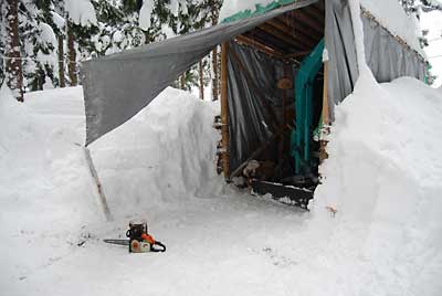 ユンボ小屋の前を除雪するとカービング場になります。
