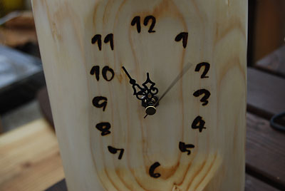 数字の中を焼いてから、時計の本体と針を取りつければ完成です。