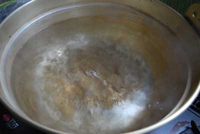 今回は沸騰したお湯をかけるだけにしました。