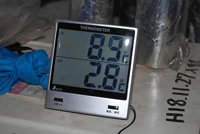 外気温と室温が計れるデジタル温度計を設置してあります。
