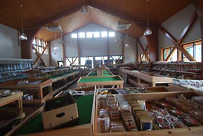 行って見たら新潟県のどこのお土産店でも売っているようなお土産品が半分以上埋め尽くされていました。