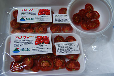 直売所に新しく出品した「干しトマト」です。