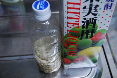 ペットボトルに種をいれて、３５℃の果樹酒に浸けて成分を取り出します。