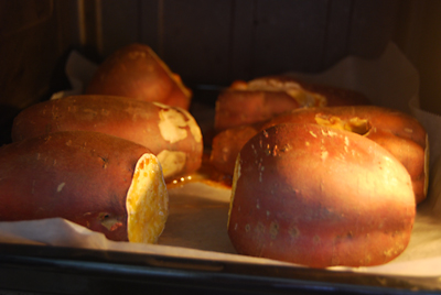 安納芋は、オーブンで２００度で約６０分焼くとデンプンが糖に変わって 蜜があふれ出します。