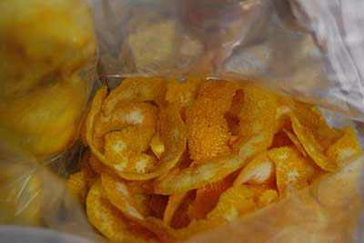 柚子の皮を剥いて、１００ｇずつ袋に入れて冷凍保存します。