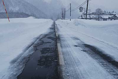 道路の雪も寒気が緩んでアスファルトが顔を出してきました。