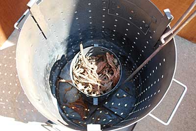 ヌカ釜の中央の容器に乾燥した杉の葉を入れます。