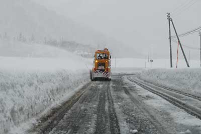 大源太の道路をローターリー車が除雪していました。