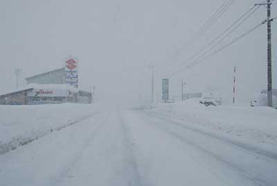 国道１７号線も一瞬吹雪で視界が悪くなりました。