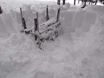 除雪した薪棚です。積雪は１．６ｍくらいありました。