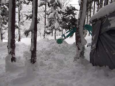 雪が柔らかいので、ユンボで道を付けながら雪室まで行かなければなりません。