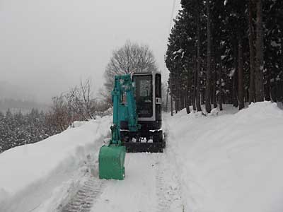 ユンボで雪室までの道を除雪しました。