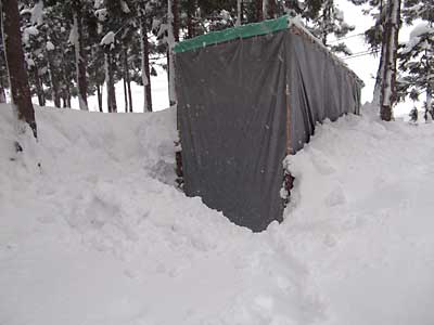 ユンボ小屋の前にも１ｍちかく雪が積もっていました。