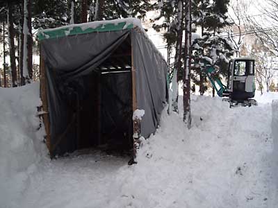 ユンボ小屋の裏に行くまでの除雪に苦戦しました。