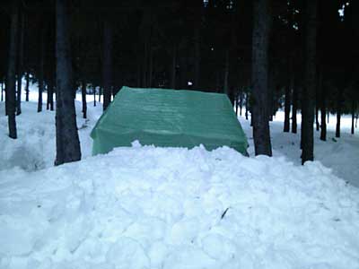 雪室は、雪入れをしたので、ユンボ小屋の屋根の高さとほぼ同じくらいになりました。