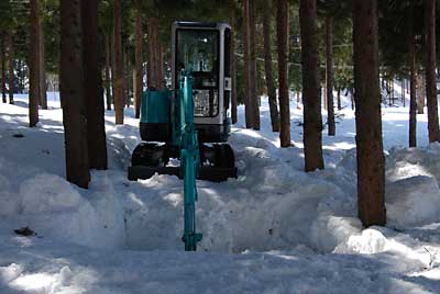 行者ニンニク畑の除雪をユンボでしました。