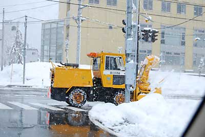 街の歩道にも除雪車が出ていました。