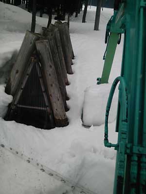 ユンボで道付けした簡易農作業小屋の除雪をしました。