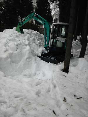 ユンボで、行者ニンニク畑の除雪をしました。