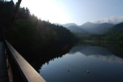 たまには、違う方向で大源太湖を撮影。