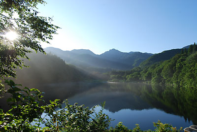 朝日が射して、さわやかな大源太湖です。
