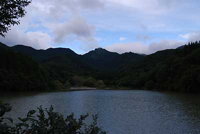 大源太湖の水はまだ濁っていましたが、青空がきれいでした。