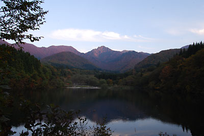 夕方、大源太山が夕陽を浴びてきれいでした。