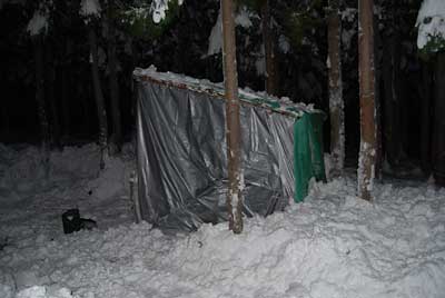 ユンボ小屋の周りの雪を片づけました。