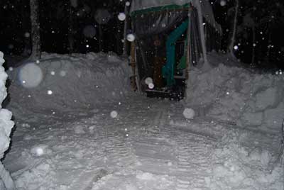 なんとかユンボ小屋の前だけ除雪が完了しました。