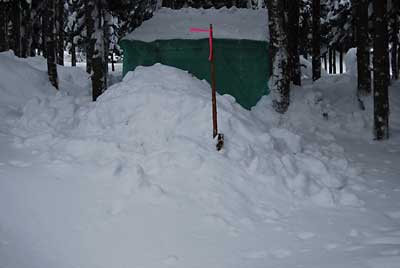 午前中、ユンボ小屋の屋根の雪下ろしをしました。