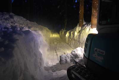 とりあえずユンボ小屋から雪上までのアプローチ用の道が出来ました。