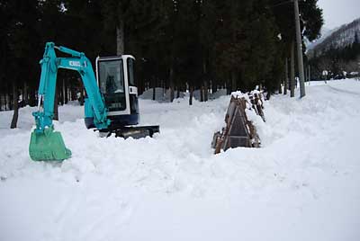 農具庫もユンボで除雪しました。