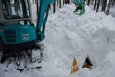 午後から短期用雪室をユンボで掘ってみました。