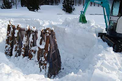 なんとか２時間ほどかかって農具小屋のまわりの除雪が終了しました。