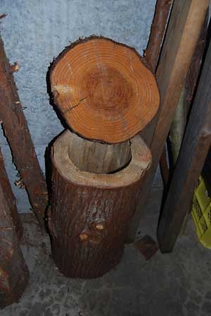 この蜜蠟で、昨年チェンソーカービングで作った杉丸太の巣箱の実証実験をしたいと思っています。