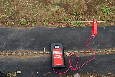 電牧柵の電線には、７，５００Vの電流が流れています。