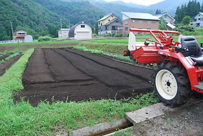 トラクターでソバを撒く予定の畑をトラクターで耕耘しました。