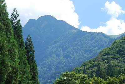 久しぶりに別のレンズで大源太山を撮ってみました。