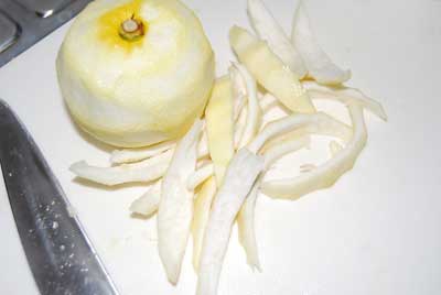 薄皮を剥いた後の柚子の皮で柚子ピールを作ることにしました。