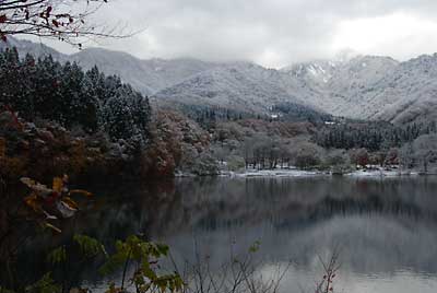 初雪の大源太湖です。